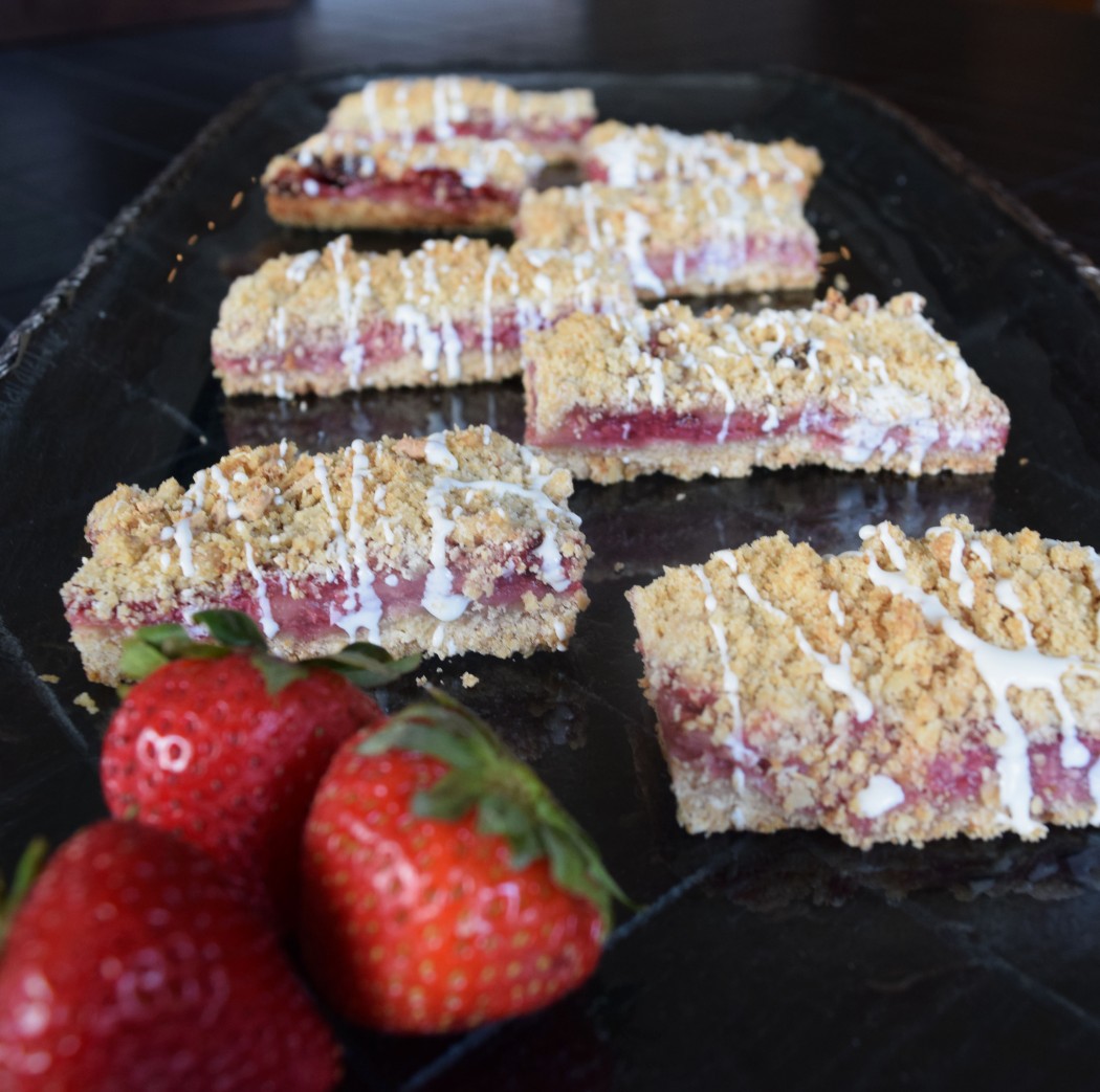 Strawberry Oat Crisp Bars with White Chocolate Drizzle Fete-a-Tete